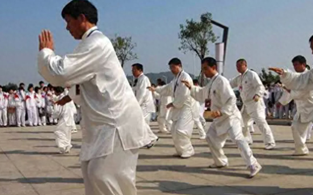 学太极拳此套路，一通百通，融会贯通