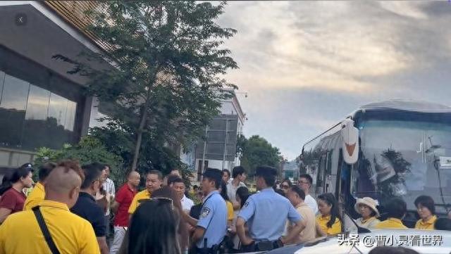 130余人云南游被甩服务区6小时，私人订制高端团，拖欠司机费用