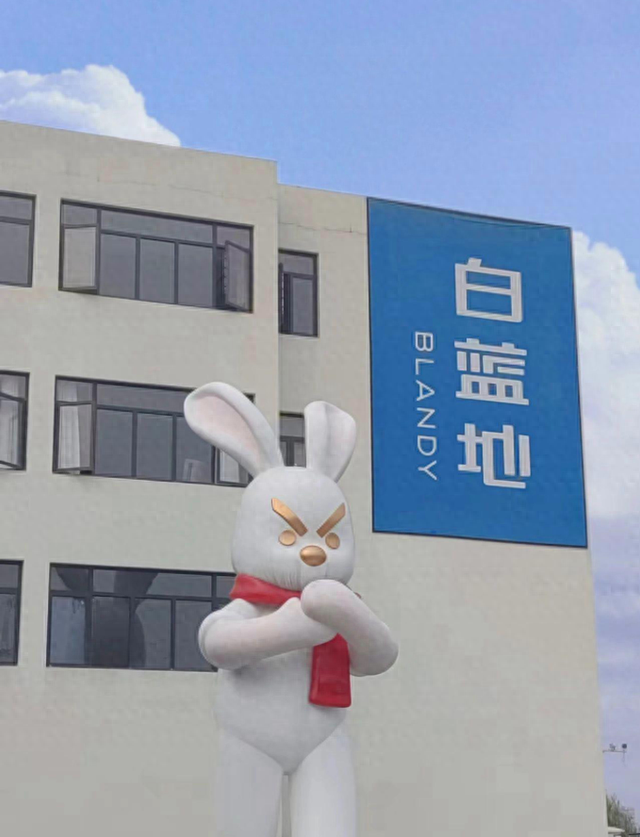 白蓝地文创街区，散落着一种开放、自由的氛围，吸引很多人来打卡