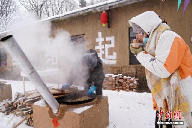 黑龙江铁力：游客沉浸式体验林区生活