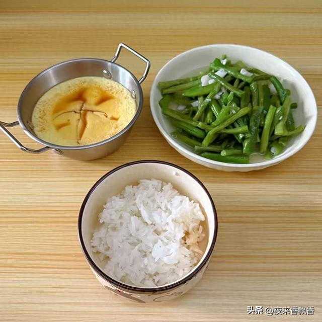 温州打工男子晒出一人饭菜走红，网友直呼：离百万富翁更近一步了