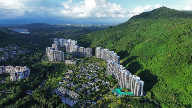 海南万宁市，为什么兴隆镇比市区万城镇更出名？