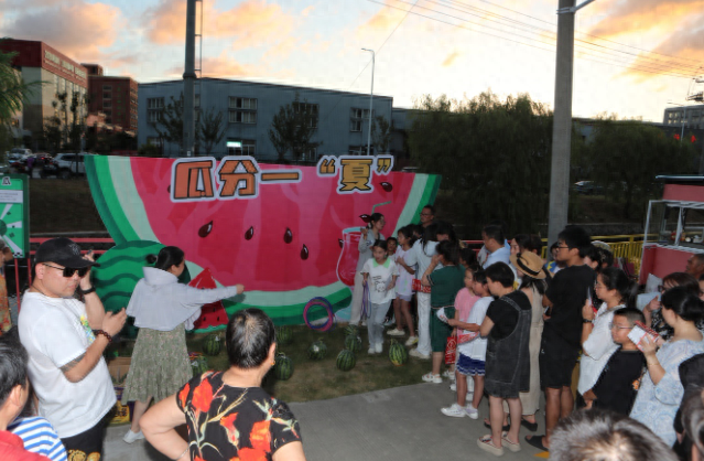 展茅晓辉村夏夜活动人气旺 公路变身特色集市