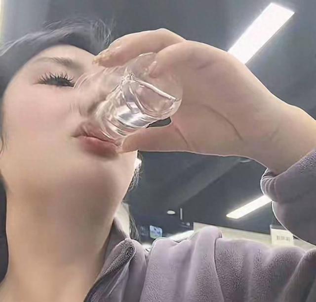 河南美女“大晨”去世，年仅28岁，日常开奥迪，一口能喝三两白酒