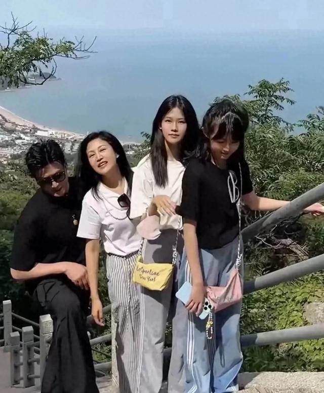 陆毅一家四口跑青岛崂山，全家人长相养眼，两个女儿比父母还美。