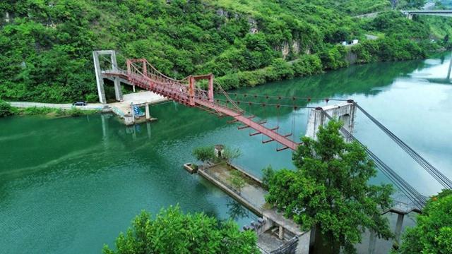 从战火硝烟走向复兴通途，在北盘江峡谷  两座桥上看见 ——钢索上的中国跨度