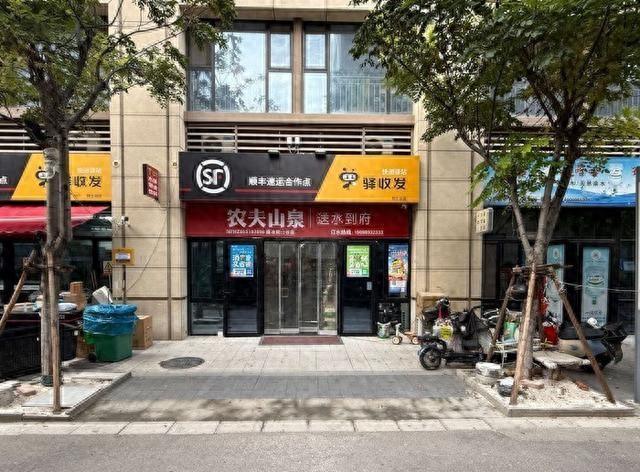 顺丰践行“最后一百米”极致服务：员工深夜乘高铁6小时跨城急送“救急”电脑