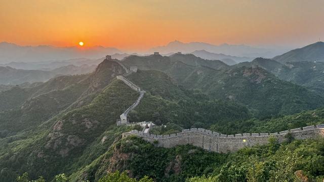 河北滦平：金山岭长城迎来夕阳美景