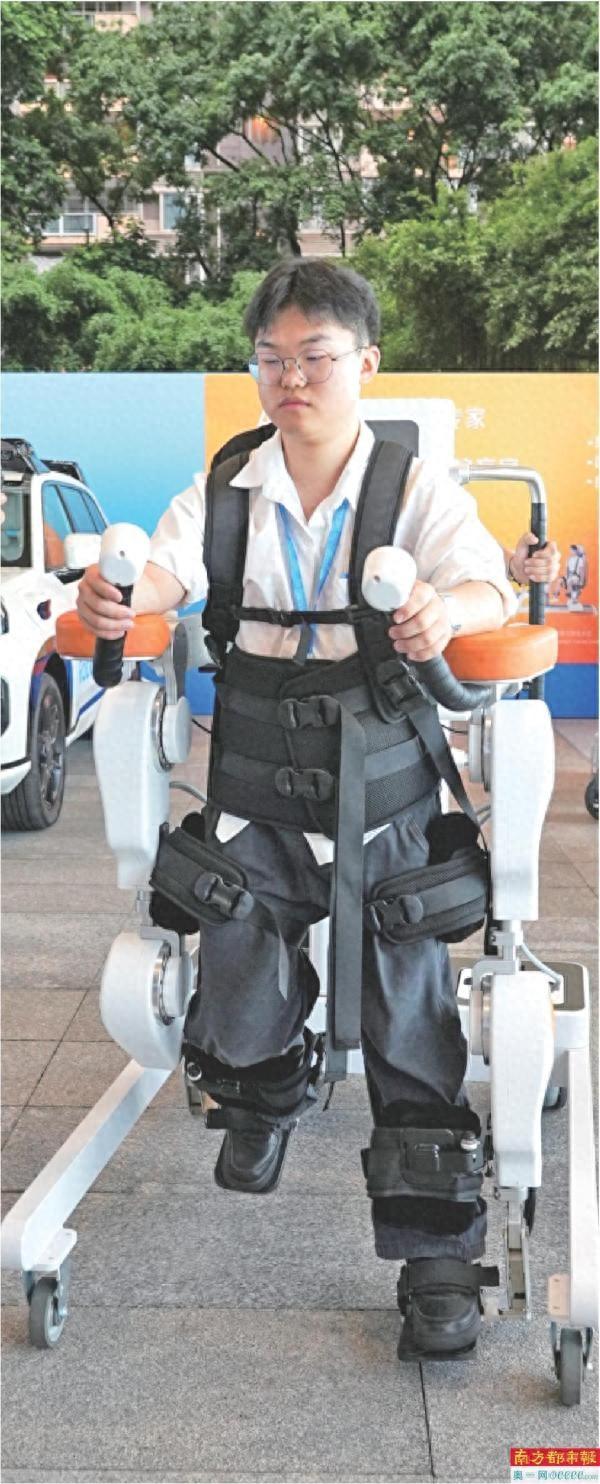 轮椅“黑科技”:能上下楼梯 可脑电控制