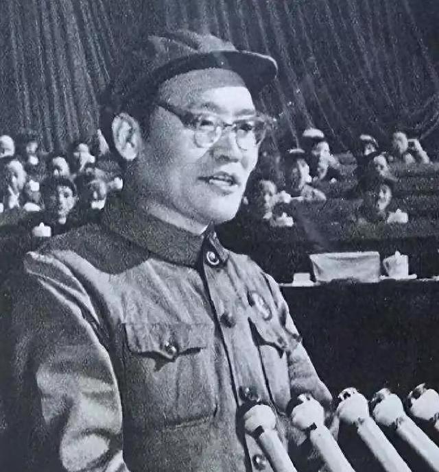 他曾被毛主席当作接班人，52岁任副总理，邓公上台后为何辞职？