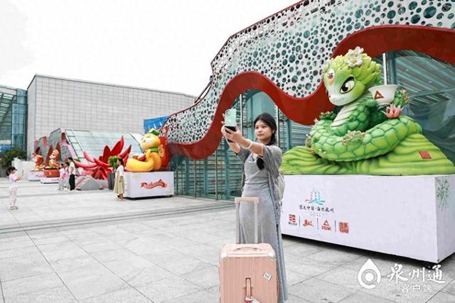 “七彩刺桐蛇”空降机场 为海丝泉州“代言”