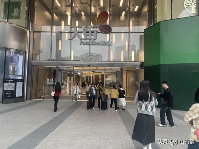 重庆的大坪龙湖时代天街，应该是全国的顶流商圈了