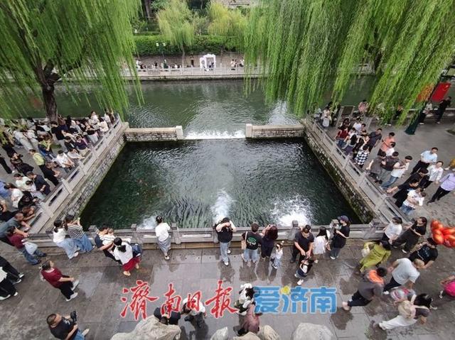 国庆假期第一天，黑虎泉畔游人如织