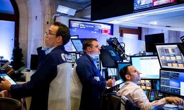 中国再抛61亿美债，特朗普破防了	，美媒：想赢中国只有1条路可选