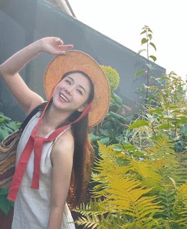 40岁李小萌太丰满，穿印花裙都兜不住好身材，难怪直男都喜欢她