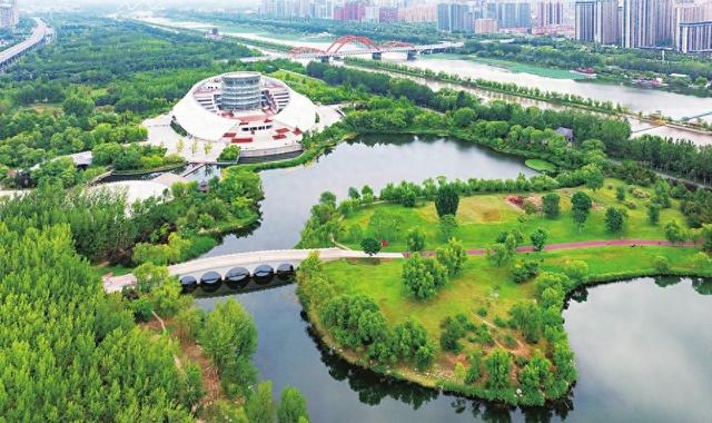 临汾市汾河文化生态景区：林木茂盛 景色宜人
