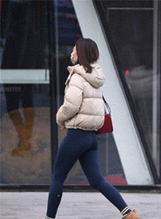 冬季穿着有瑜伽裤，也是对自己身材自信，还是要注意保暖