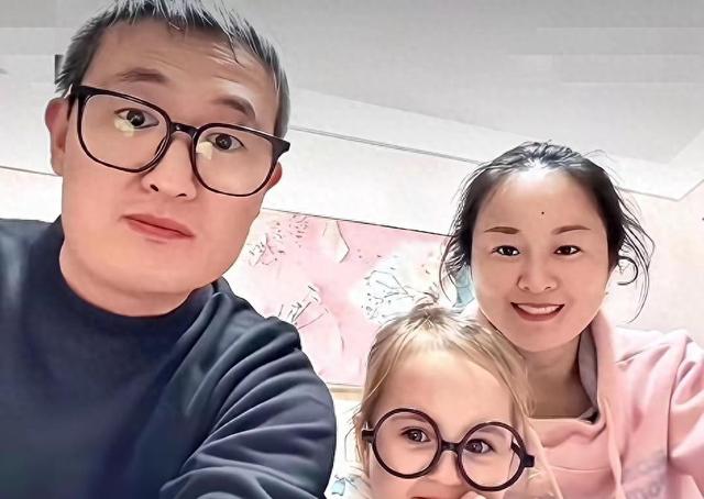 江苏夫妇生下金发碧眼娃，医院鉴定无差错，翻家谱发现惊人秘密