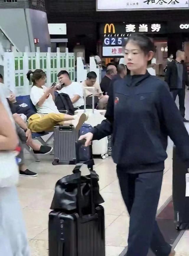 阅兵女民兵返程，身高180秒变时尚达人。
