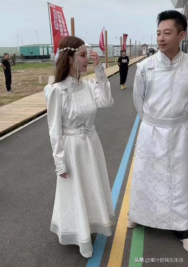 汪小菲一家蒙古服草原游！玥儿骑马挺笔直，淑女又贴心！汪没白疼