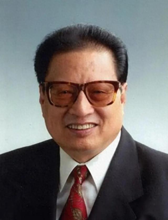 他是中央组织部原部长，69岁官至正国级，长子如今是全国政协委员