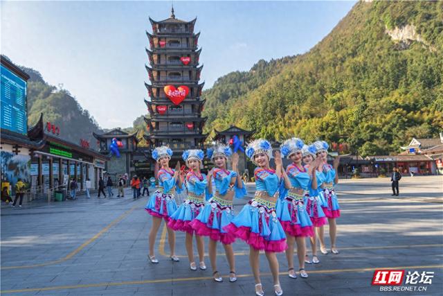 【每日一图@湖南】张家界暖冬限定！天子山暖阳沐峰林