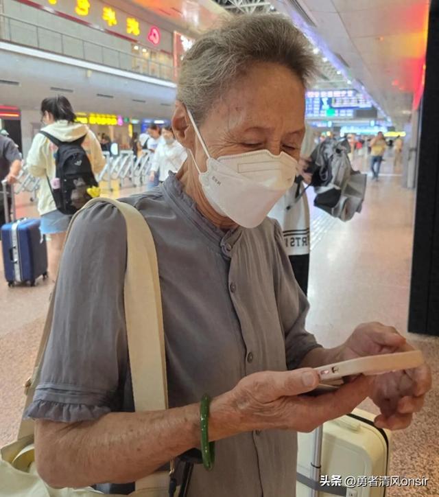 吴彦姝北京被偶遇，她包上挂着labubu好潮，87岁依旧优雅迷人