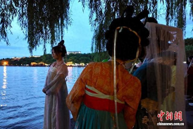 杭州西湖夏日美景吸引游客打卡