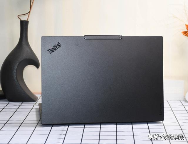 ThinkPad E14 2025长续航版与ThinkPad T14P 2025哪款更适合办公？