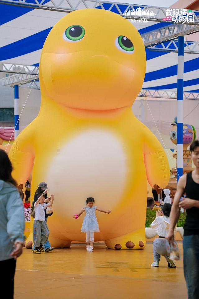 x奥特曼全集中文版(奶龙×奥特曼×中国奇谭三大IP梦幻同框 武汉欢乐谷方言童话王国引爆六一)