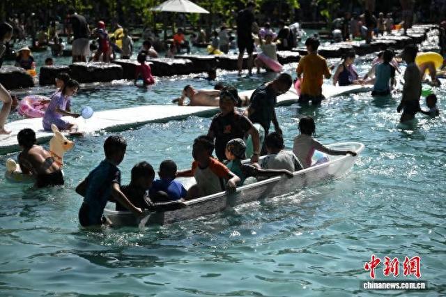 成都市民戏水躲高温天气