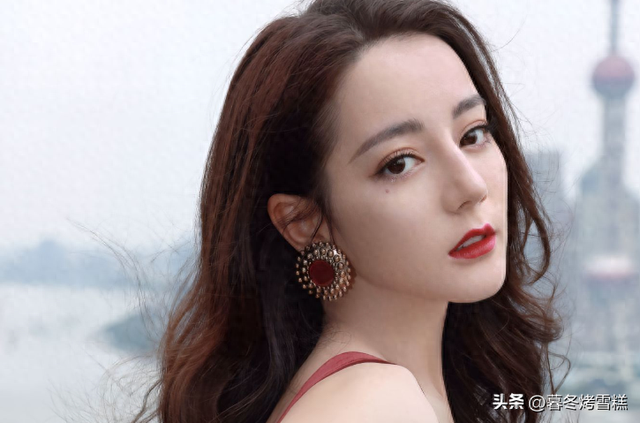 钱再多有什么用，33岁迪丽热巴病情加重紧急送医，连夜取消拍摄