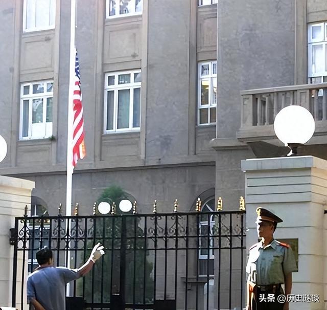美国驻华大使馆大门口	，为何是中国军人持枪站岗？一站就是50多年