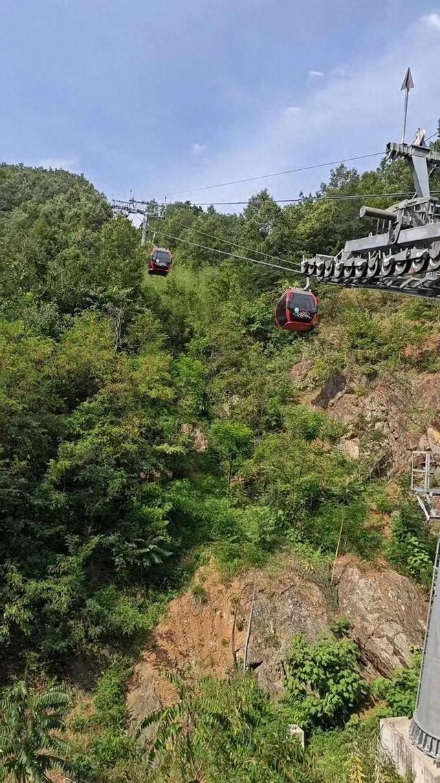 河南老君山停电致游客被困缆车，现场大量人员排队等待，当地回应