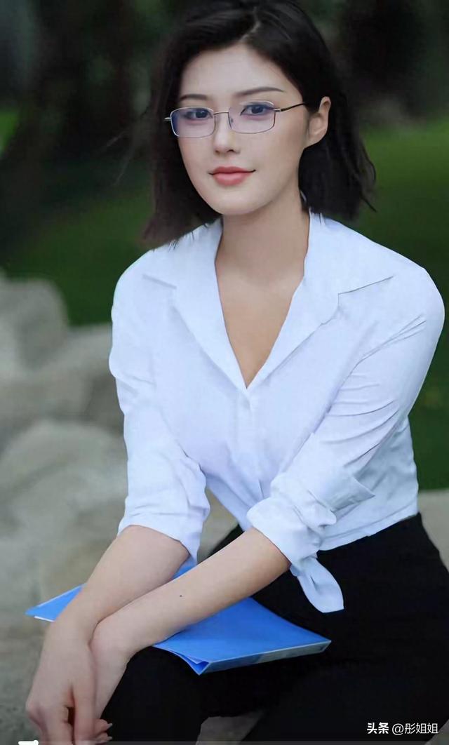 车模程儿衬衫制服，身材吸睛！网友：颜值太高，美到词穷！