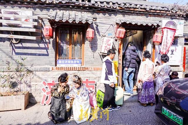 泉城新春汉服热 明代妆造体验火爆需排队