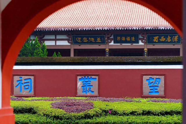 七律 · 遊鱉灵森林公园