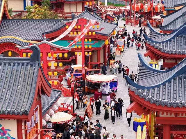 资阳方特：多举措应对秋假客流 全力保障游客体验