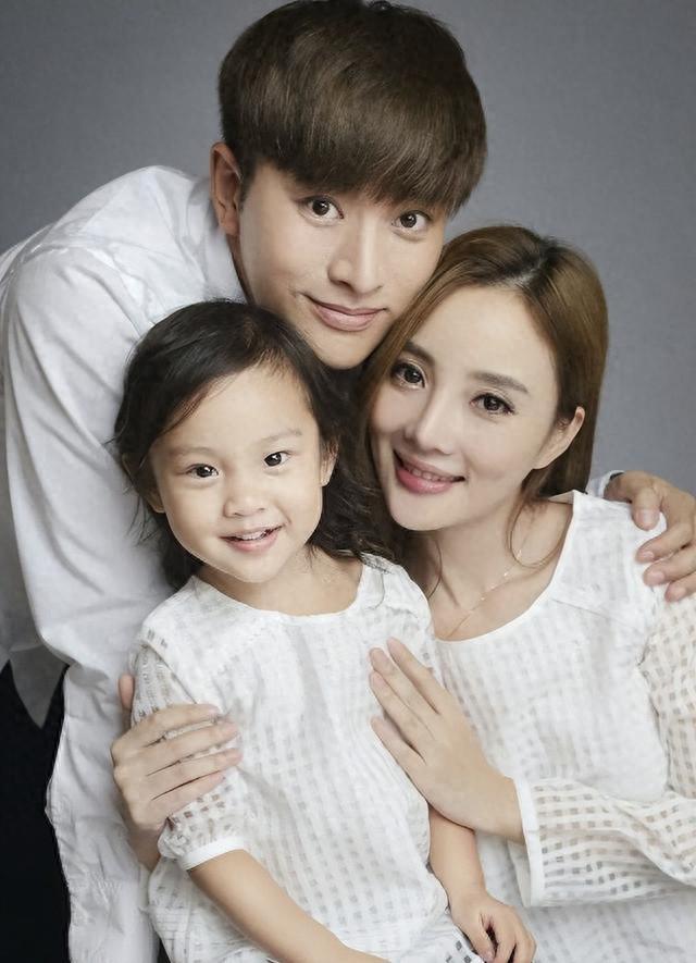 李小璐也没想到，自己辛苦养大的女儿甜馨，竟给贾乃亮做了"嫁衣"