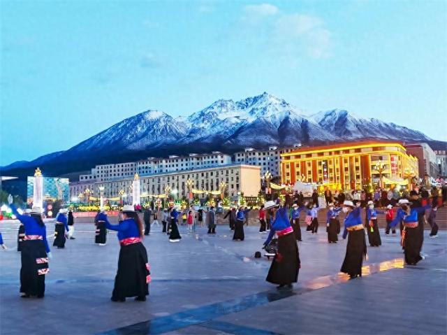 祁连县文化广场：锅庄篝火晚会点亮旅游新热