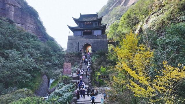 秋假开启 四川剑门关迎来亲子游高峰