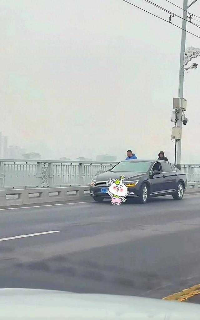 关于武汉长江大桥上的乱像