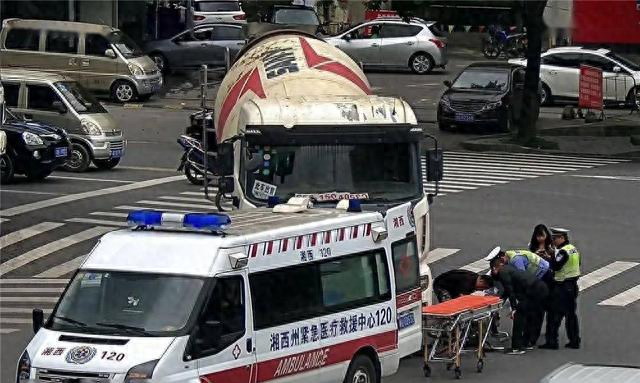 出了交通事故打什么电话（发生交通事故）