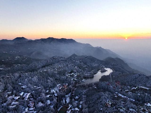庐山雪白夕阳红：牯岭夜凇美如画