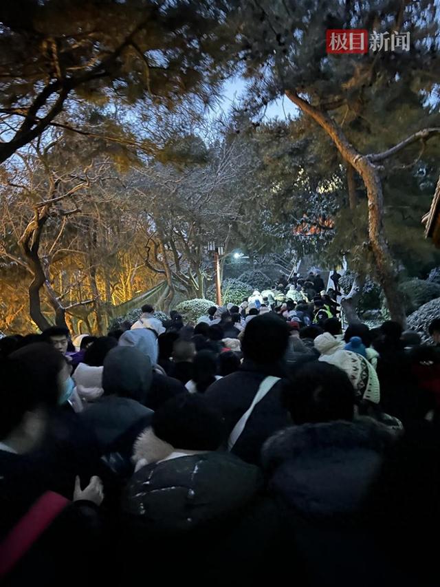北京初雪，游客摩肩接踵爬山直奔“故宫绝佳观景位”打卡	，景山公园游客超5000人