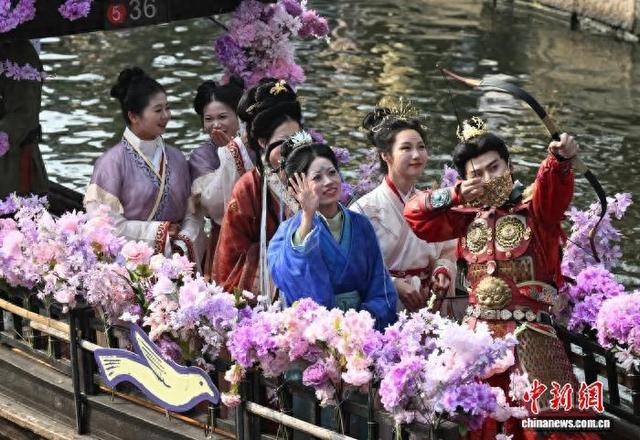 浙江西塘古镇上演水上汉服巡游