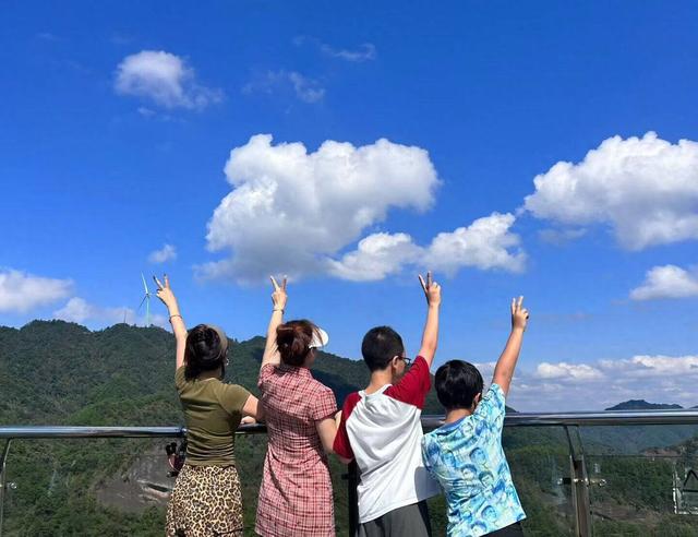 世界那么大 好想去怀化 | 国庆假期寻秘境：通道万佛山丹霞叠翠引客来