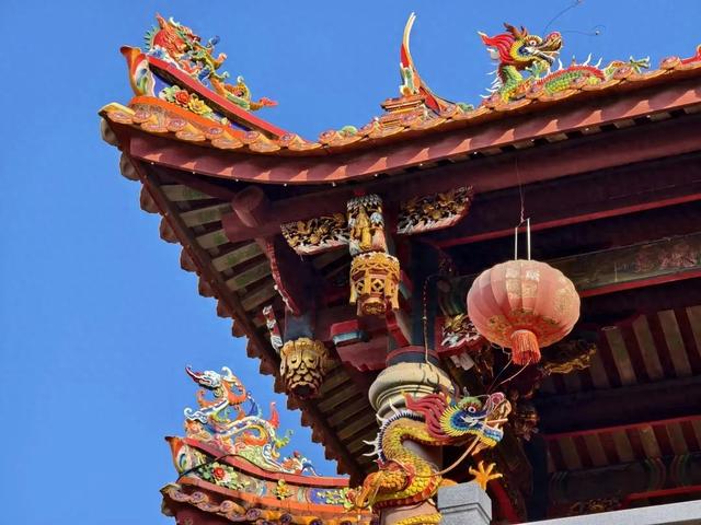 厦门这家新开业的万怡，泳池堪比W！就在五缘湾对面，海景绝了