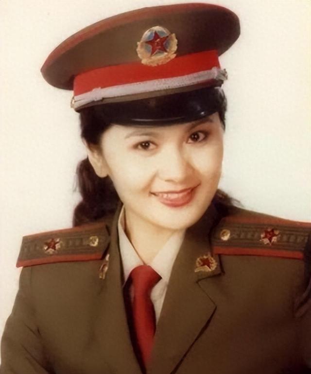 她是天生丽质的美女演员，嫁给军委副主席之子，离婚后成知名画家