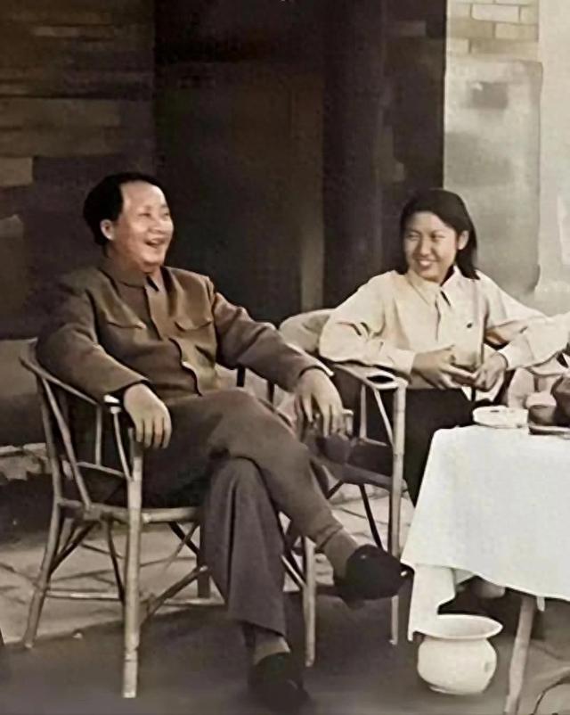 这是毛主席和女儿李敏的真实容貌,并非演员扮演,货真价实的照片